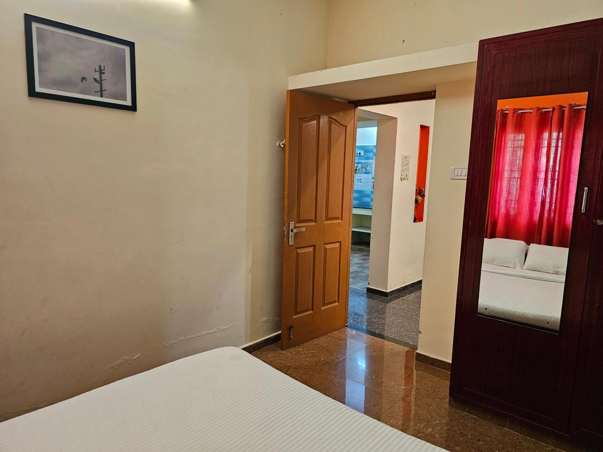 Shri Sai Balavany Residency Пондичерри Экстерьер фото